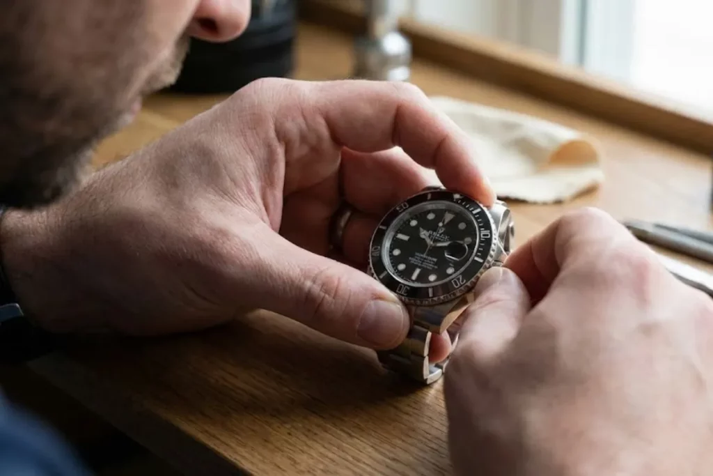 第四招:錶圈與錶冠手感,是高仿勞力士經常露餡的地方