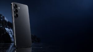 深藍背景中的智慧型手機，對應 iPhone 18 Pro 與 Pro Max 台灣選購比較